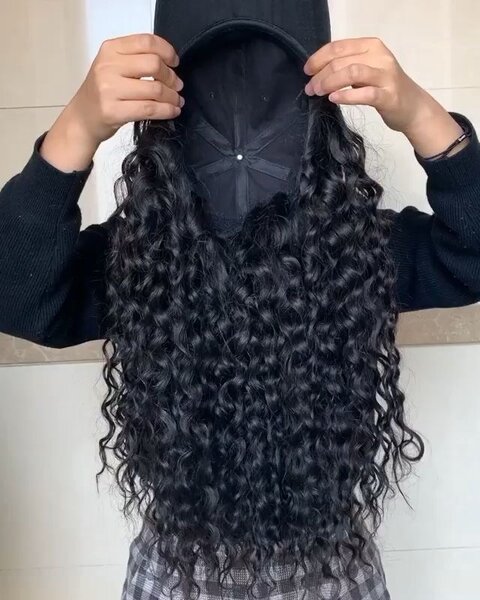 Chapeau avec postiche bouclé