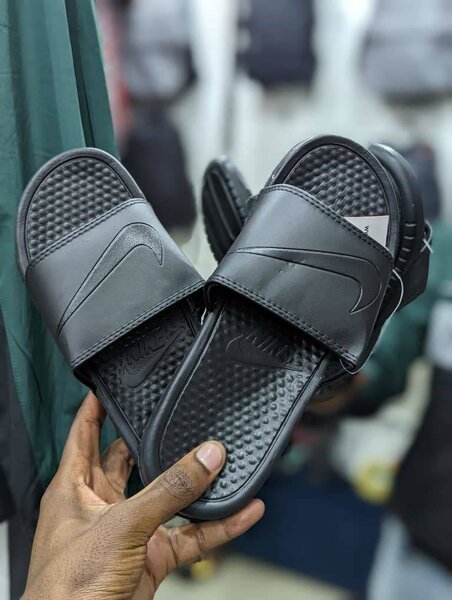 NIKE SLIDES
