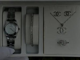 Комплект с наручными часами для женщин