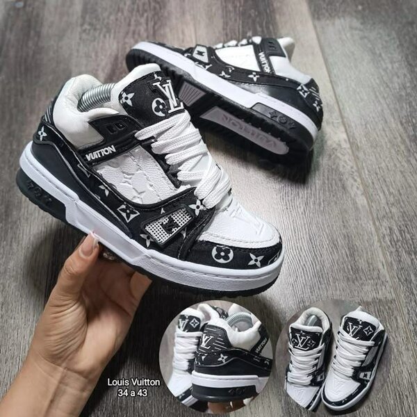 Baskets de luxe noires et blanches