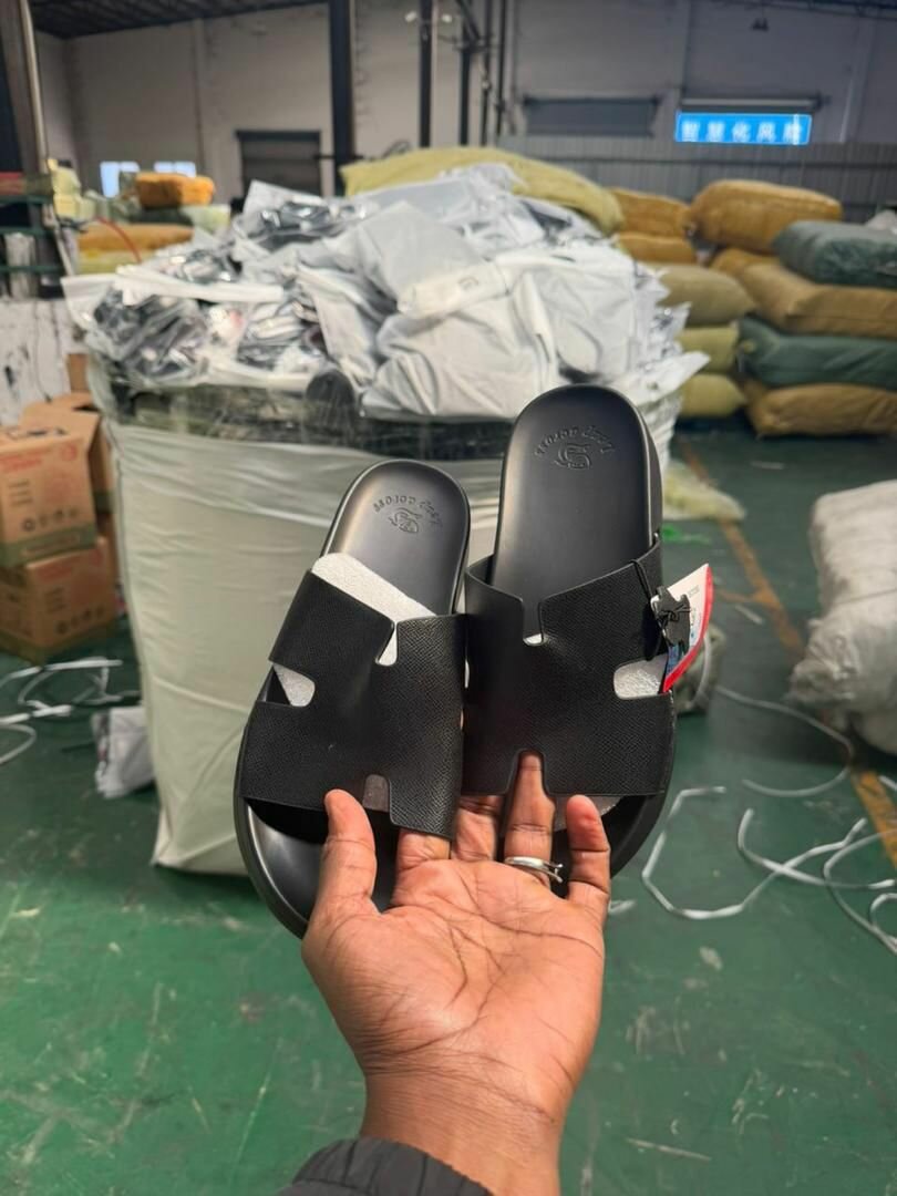 Sandales en cuir noir Hermès