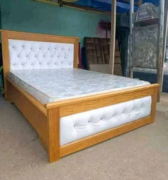 Lit en bois avec tête de lit capitonnée