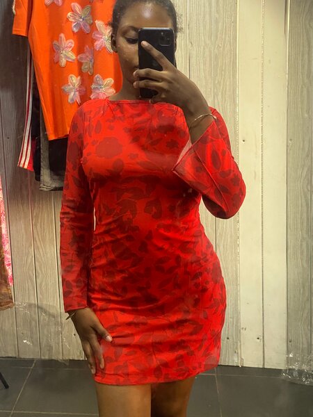 Robe Rouge Fleurie Élégante