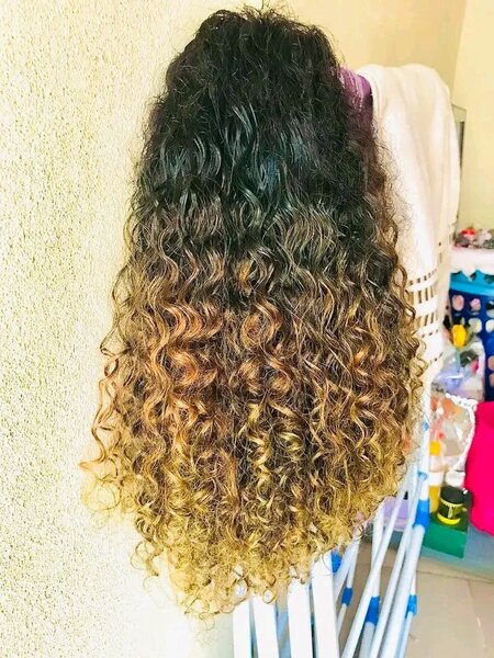 Perruque bouclée ombrée