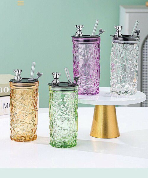 Bouteille en verre avec paille intégrée