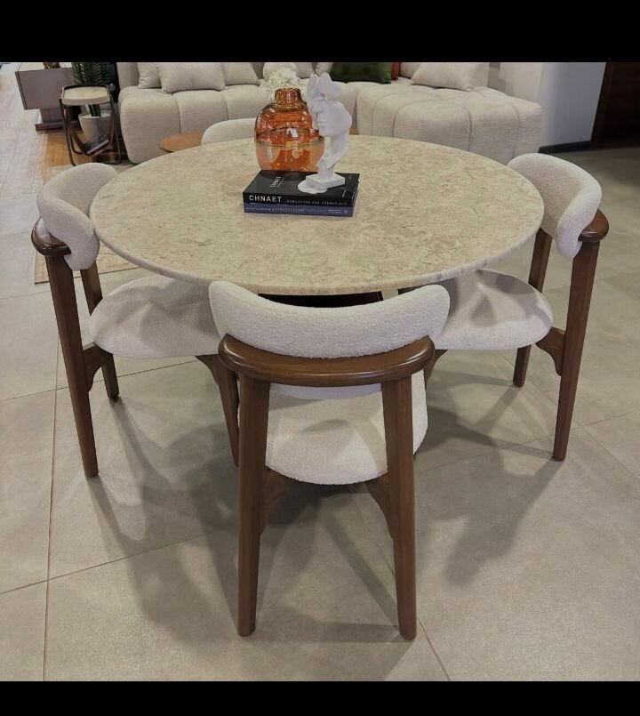 Table ronde en marbre avec chaises