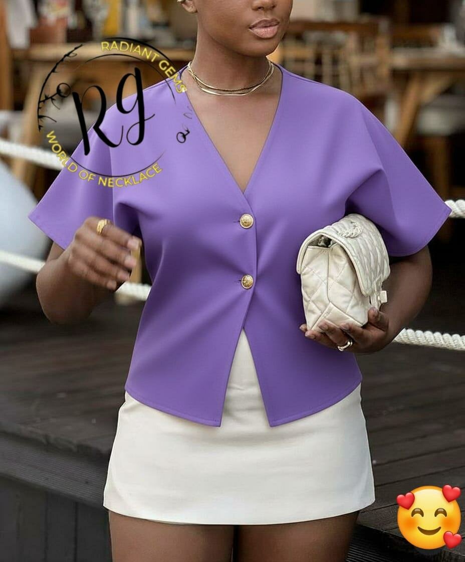 Blouse élégante avec boutons dorés