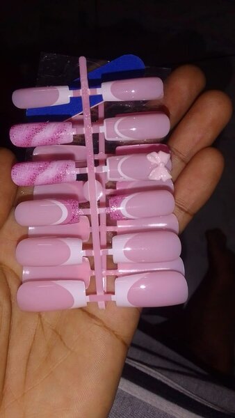 Faux ongles roses décoratifs