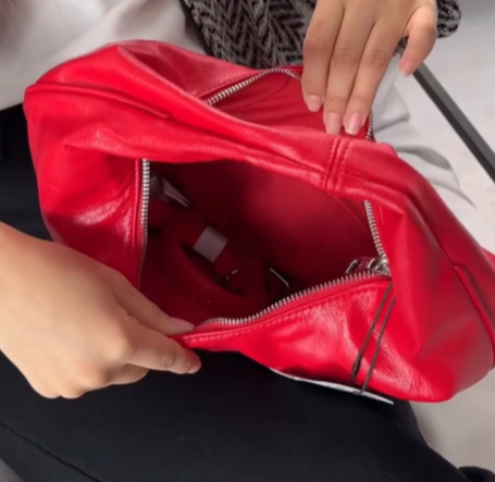 Яркая сумочка от Stradivarius красная