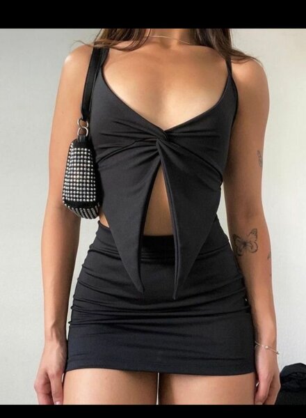 Robe Noire Échancrée Sexy