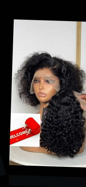 Perruque en dentelle bouclée