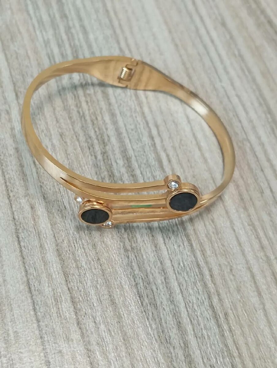 Bracelet doré élégant pierres