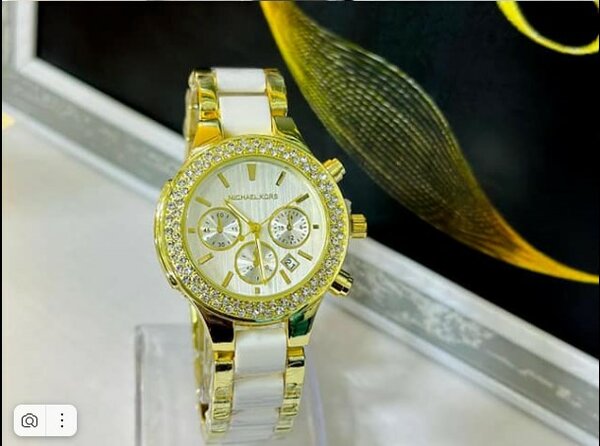 Women's wristwatch with metal bracelet