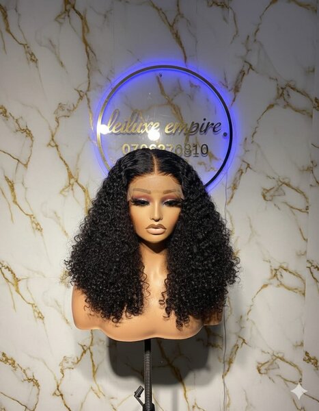 Perruque en dentelle bouclée