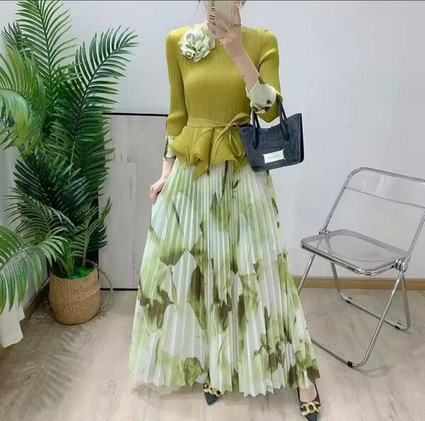 Robe plissée élégante fleurie