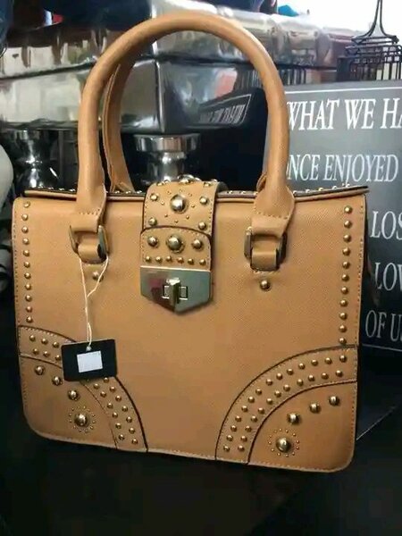 Sac à main en cuir marron avec clous dorés