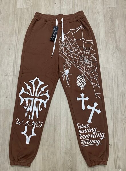 Pantalon marron avec motifs blancs