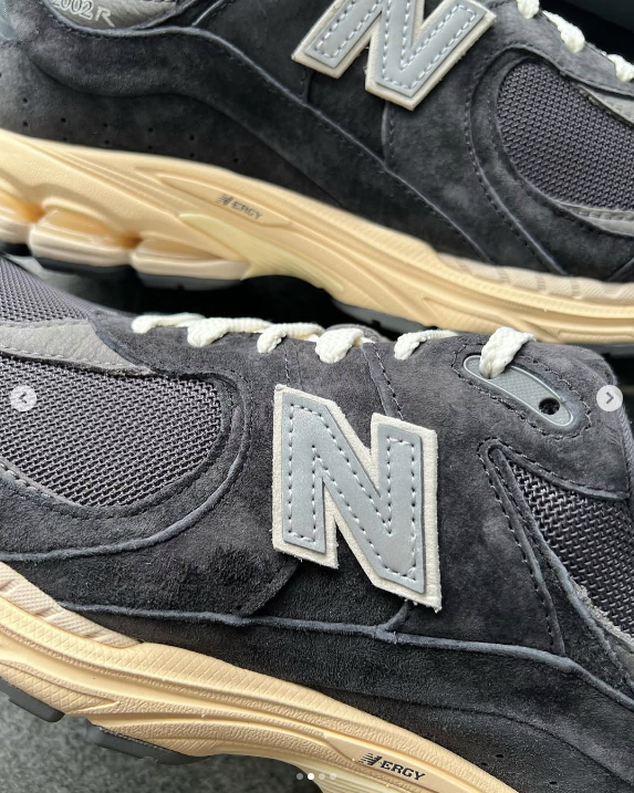 Кроссовки NB 2002R серый,кремовый