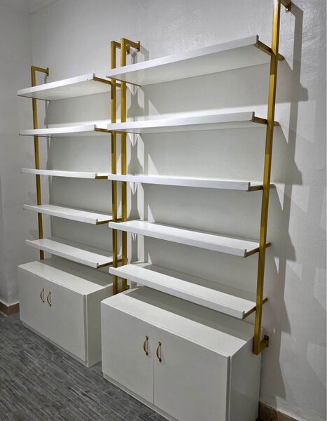 Étagère murale moderne en blanc et or