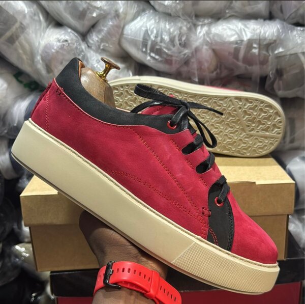 Baskets rouges en daim