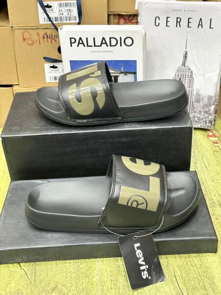 Claquettes Levi's Noires