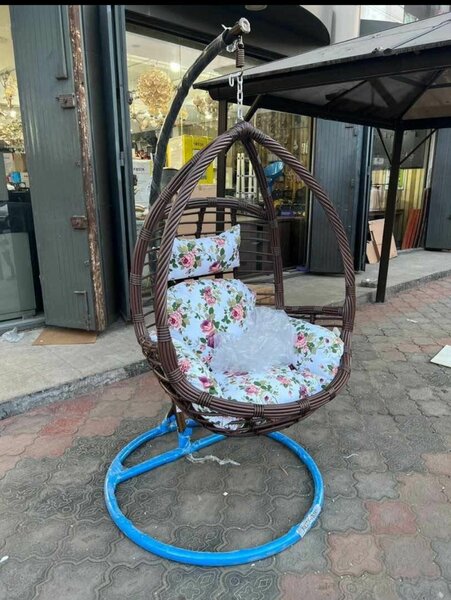 Chaise suspendue en rotin avec coussins