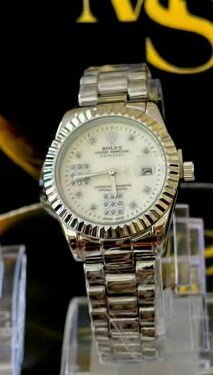 Women's wristwatch with metal bracelet