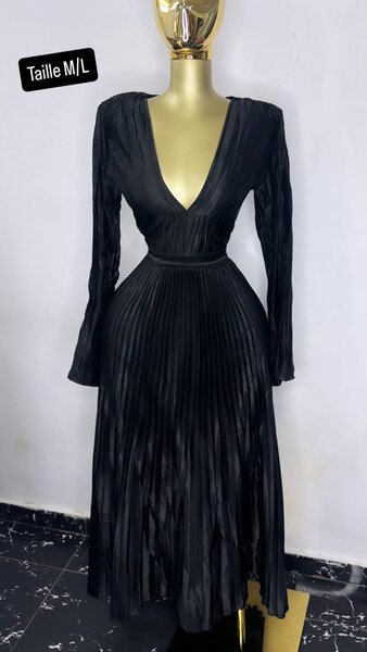 Robe plissée noire élégante