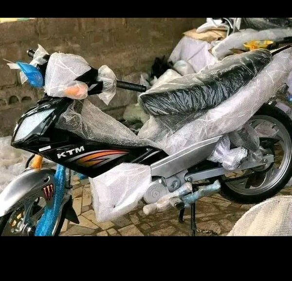 Moto KTM neu sous plastique