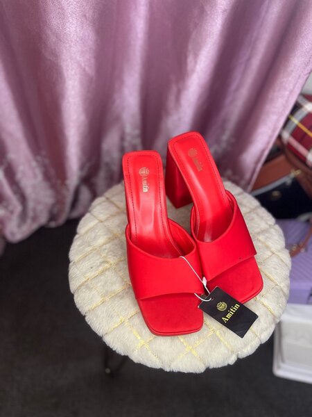 Sandales rouges à talons élégants