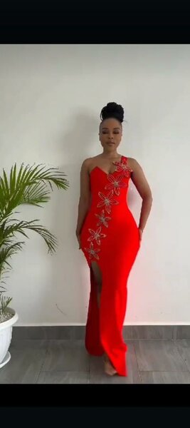 Robe rouge élégante fleurie