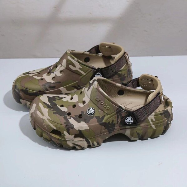 Sabots Crocs camouflage tendance