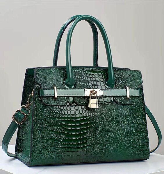 Stylish and fashionable women's bag green