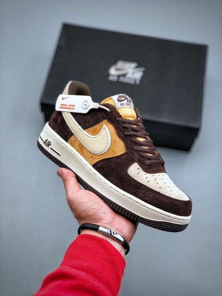 Nike Air Force 1 marron et jaune