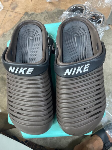 NIKE - Claquettes en caoutchouc brun