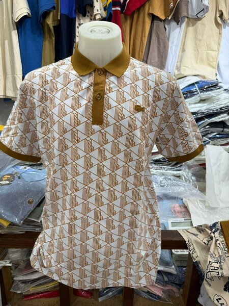 Polo homme à motifs géométriques