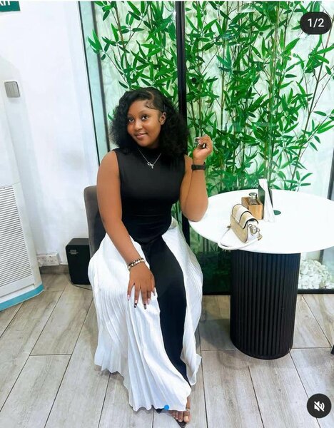 Robe longue élégante monochrome