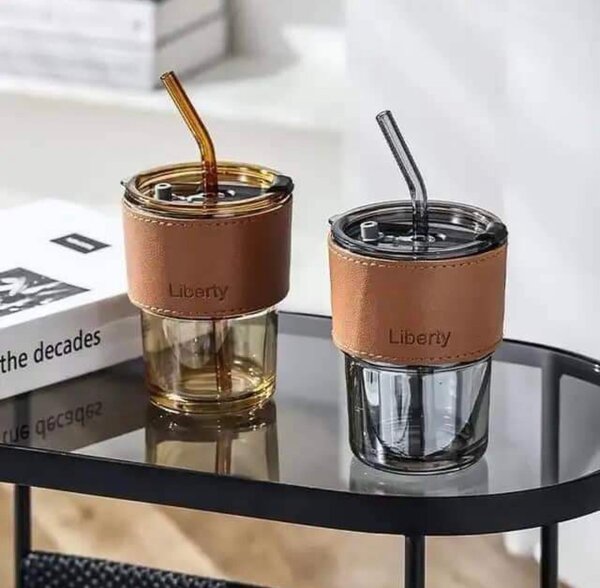 Tasses en verre avec étui cuir