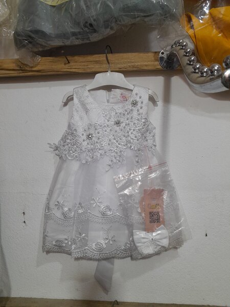 Robe blanche élégante bébé