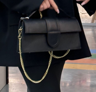 Модель выполнена с любовью из зернистой кожи