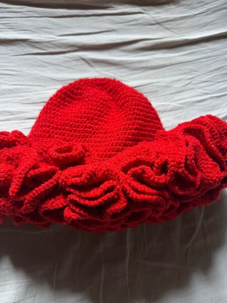 Chapeau rouge crocheté élégant