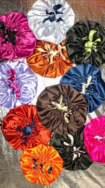 Bonnets en satin réversibles