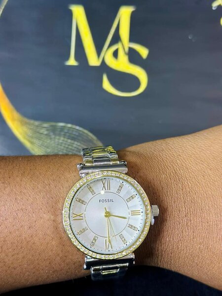 Women's wristwatch with metal bracelet