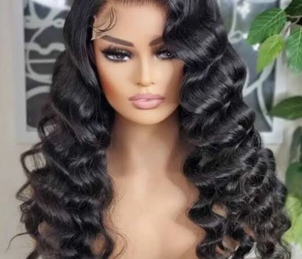 Perruque en dentelle ondulée