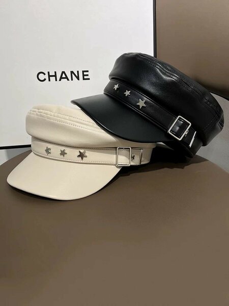 Casquette en cuir à étoiles