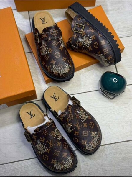 Mules Louis Vuitton en cuir noir