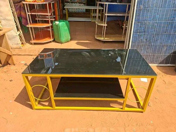 Table basse design jaune et verre noir