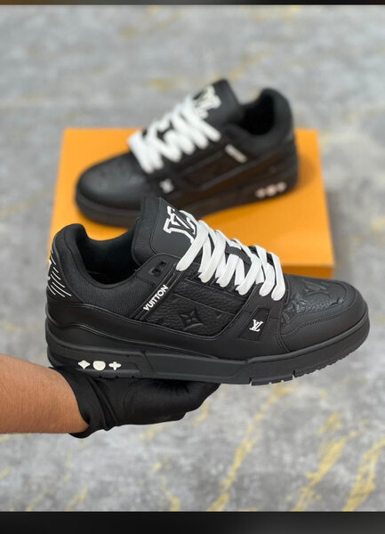 Porter des baskets élégantes