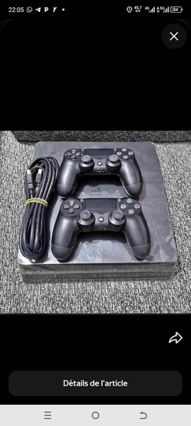 Console de jeu PS4 avec manettes