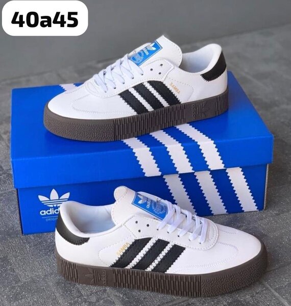 Baskets Adidas blanches classiques